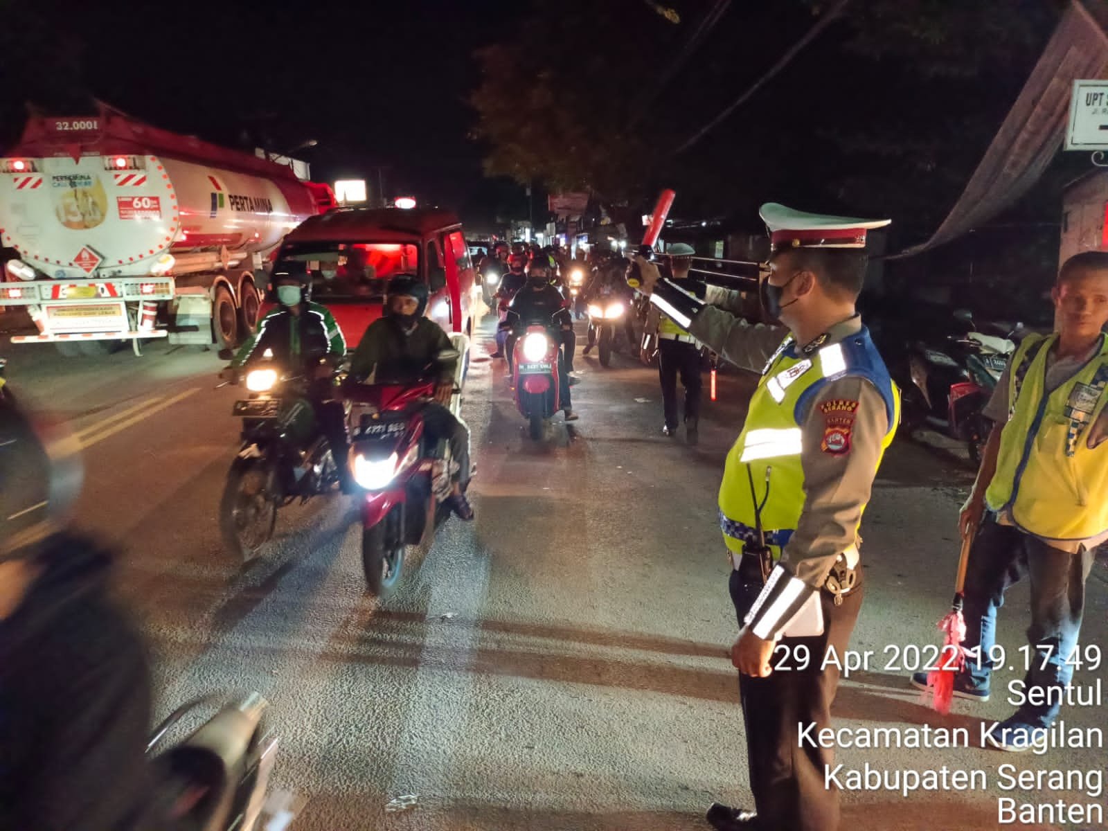 Arus Pemudik Malam Meningkat, Personil Satlantas Polres Serang  Bantu Warga Menyebrang Jalan