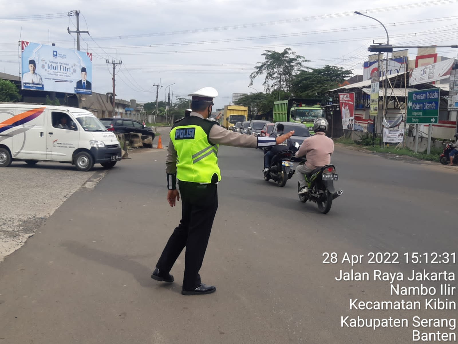 Ciptakan Kamseltibcarlantas Jelang Lebaran, Personel Satlantas Polres Serang Gatur  Disimpang Interchange Cikande