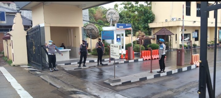 Personel Bidpropam Laksanakan Gatur Lantas di Depan Pintu Masuk Polda Banten