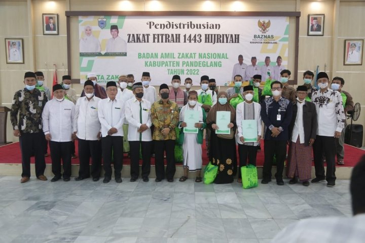 Baznas Distribusikan Zakat Fitrah, H M. Acang : Zakat Mensejahtrakan Umat