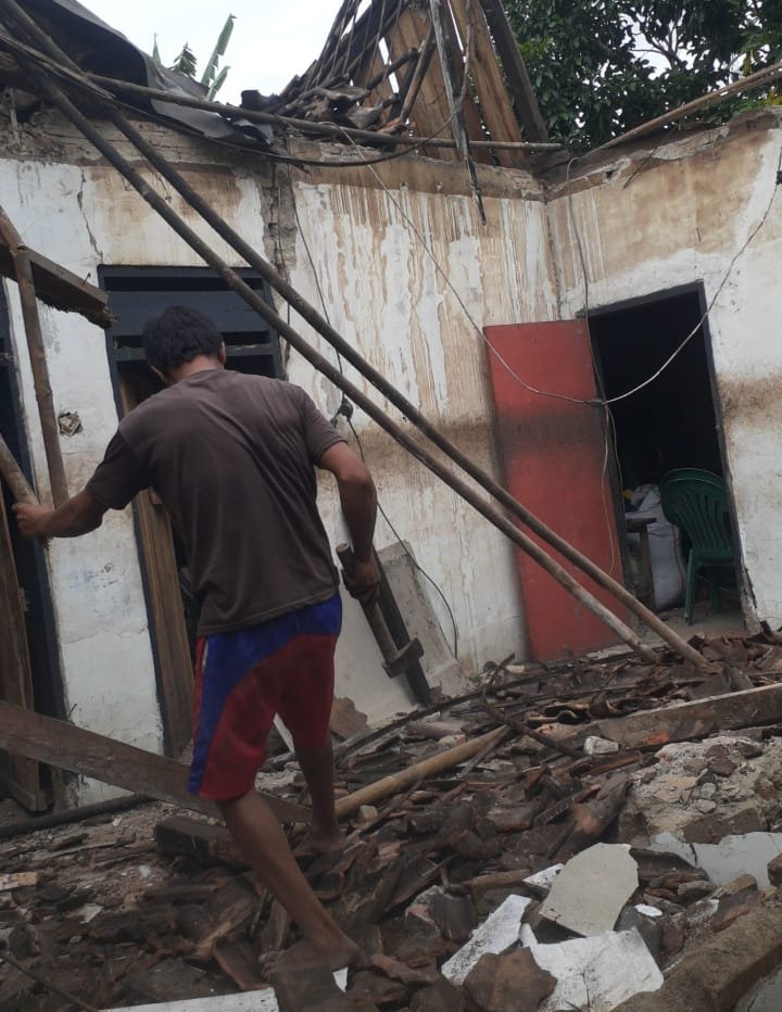 Satu unit Rumah Roboh di Terjang Angin disertai Hujan di Kec.Kalanganyar