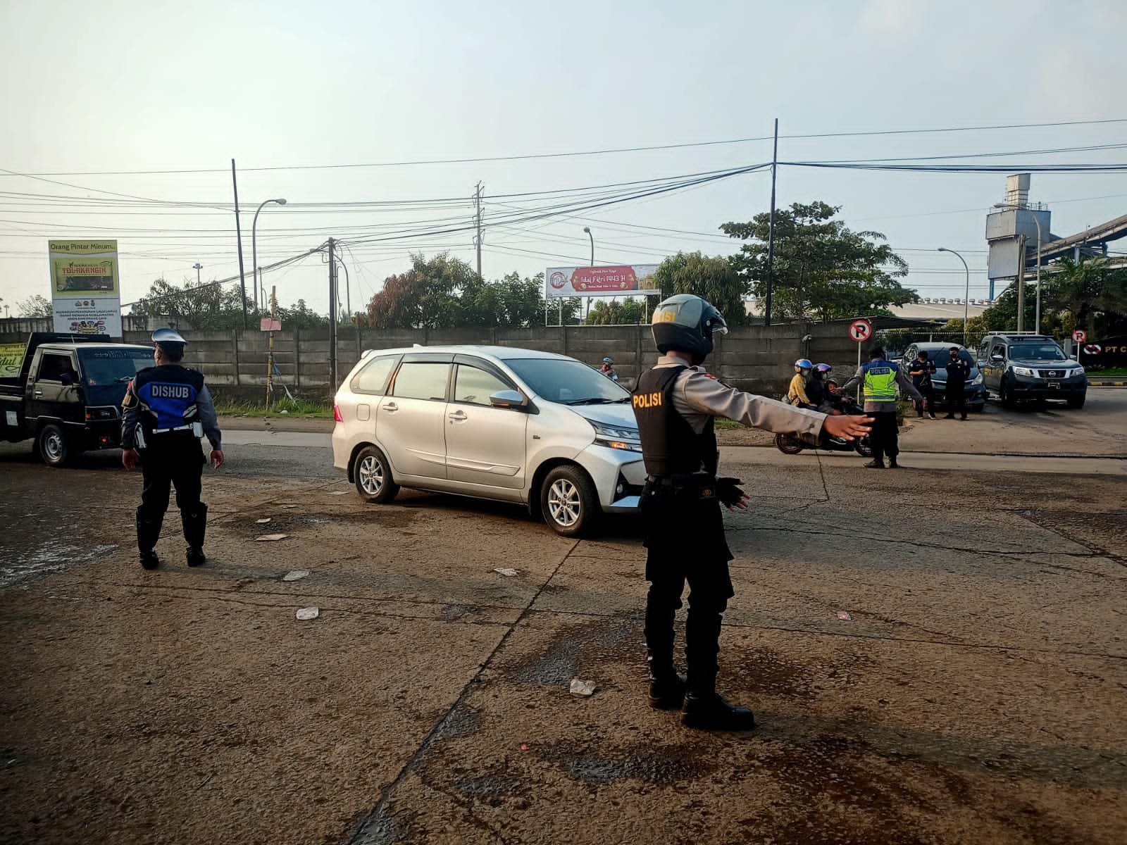 Dirsamapta Polda Banten : Polisi Berlakukan One Way Menuju Keluar Kawasan Pantai Anyer