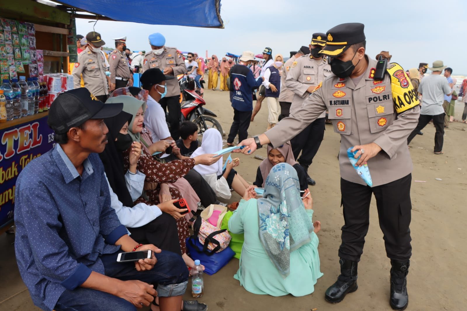 Sapa Warga, Kapolres Lebak himbau Prokes dan Bagikan Masker ke Pengunjung Wisata Pantai Bagedur dan Kelapa Warna