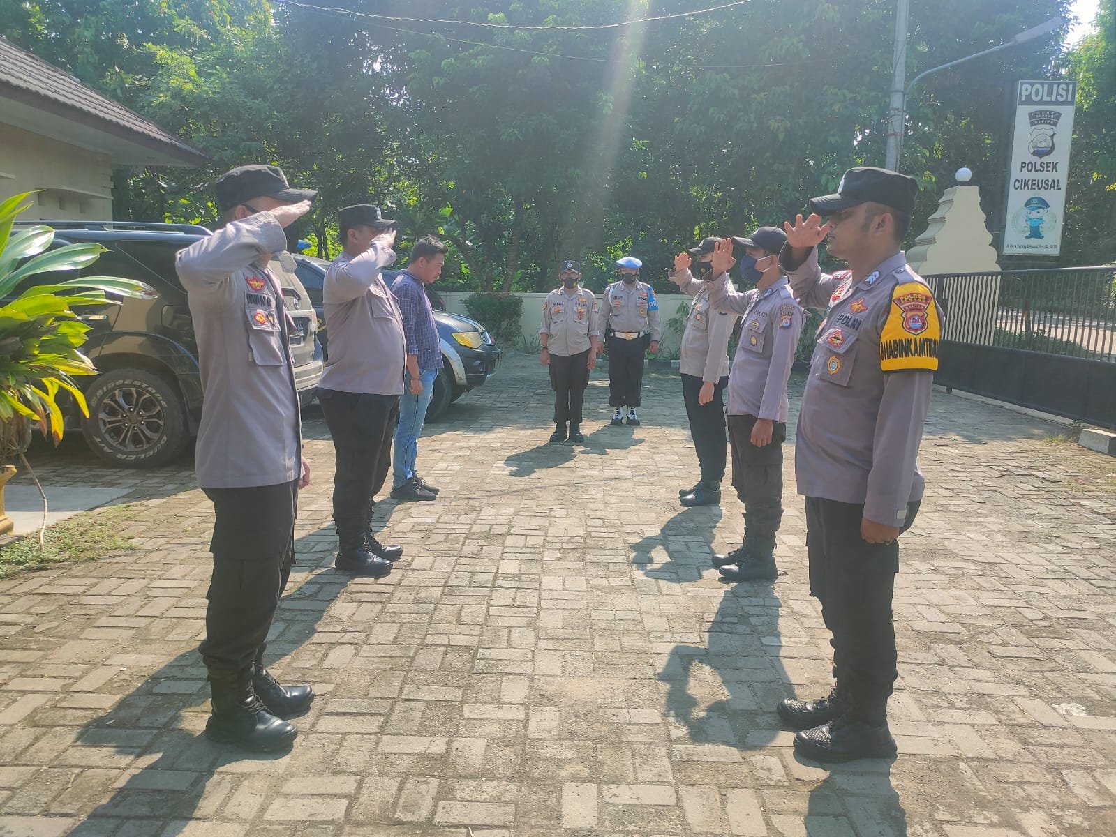Apel Pagi dan Cek Anggota Polsek Cikeusal