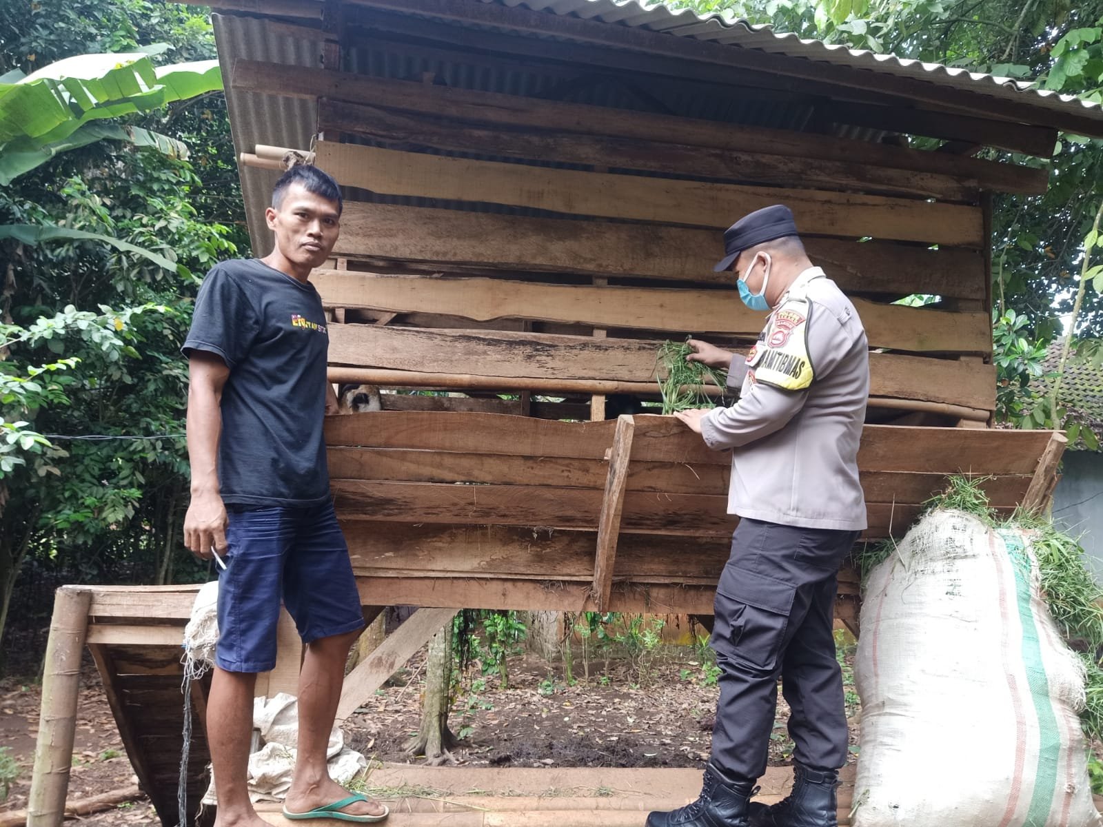 Antisipasi Penyebaran Penyakit Pada Hewan Ternak Warga, Polsek Petir Melakukan Monitoring Kesehatan Hewan Ternak di Darkum Polsek Petir