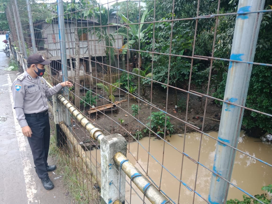Pasca Hujan Polsek Pamarayan Mengecek Debit Air Di Aliran Sungai Yang Dekat Dengan Pemukiman Warga