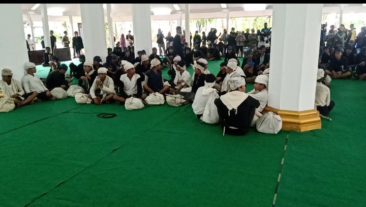 Ratusan Warga Baduy Dalam Sambangi Pendopo Kabupaten Lebak Dalam Acar Seba Gede