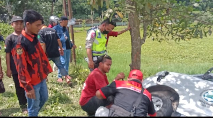 Diduga Ngantuk Sopir Ambualnce, Terperosok Masuk Ke Sawah Pinggir Jalan Nasional