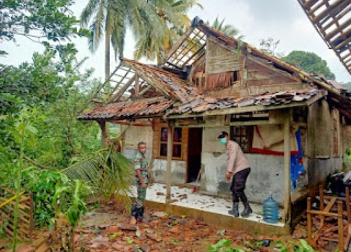 Belasan Rumah di Kec.Gunung Kencana Porak Poranda Terkena Angin Puting Beliung