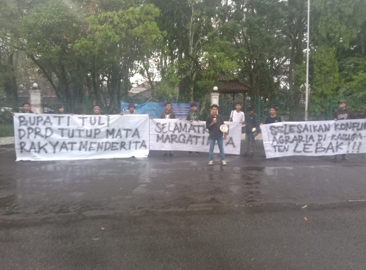 Aksi Unjuk Rasa Masyarakat Margatirta Di Halaman Kantor Bupati Lebak