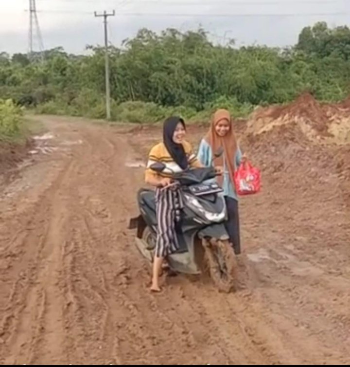 Warga Keluhkan Jalan Poros Desa rusak dan Berlumpur Saat Turun Hujan di Desa Sukajaya Kec.Sajira Kab.Lebak