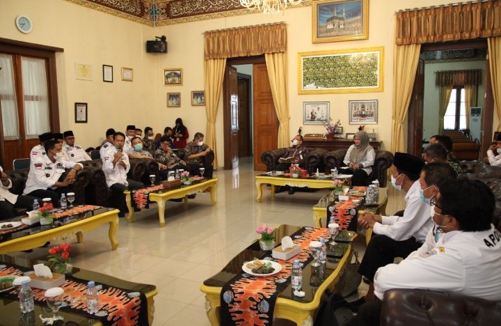 Bupati Irna Berikan Arahan ,Kepala Desa Harus Bijak Atasi Persoalan Masyarakat