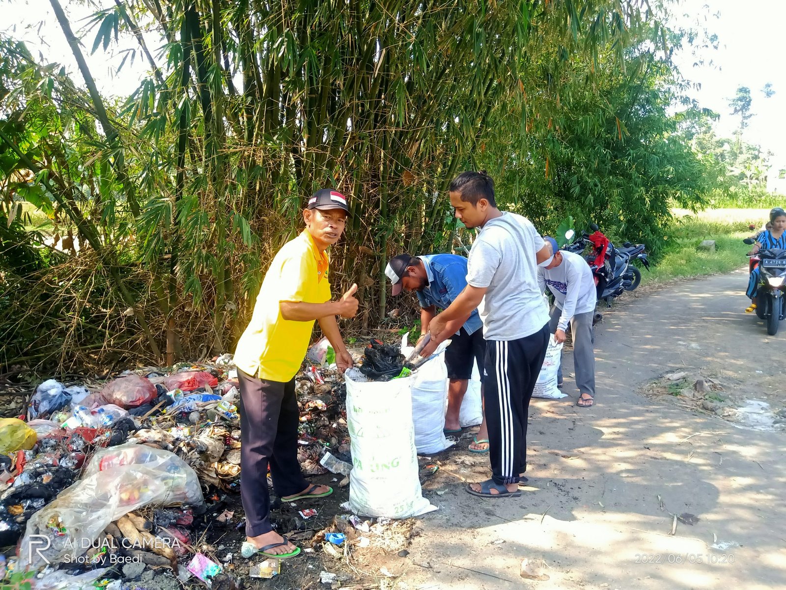 Peduli Kesehatan,Karang Taruna Desa Sukmanah Bersihkan Sampah