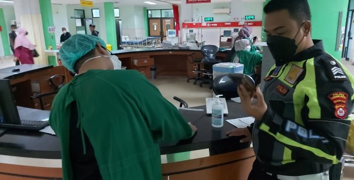 Personel Satlantas Polresta Serang Kota Evakuasi Laka Lantas Yang Mengakibatkan 1 Orang Meninggal Dunia