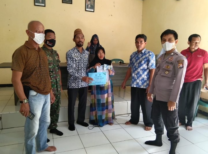 Bhabinkamtibmas Polsek Malingping Polres Lebak bersama Babinsa pengamanan BLT DD