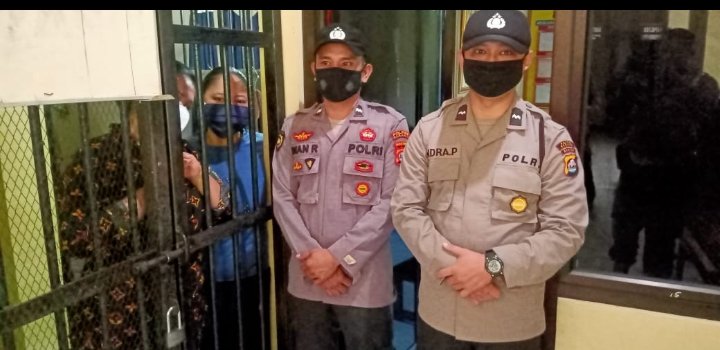 Dua Anggota Jaga Mapolsek Cikeusal Polres Serang Laksakan Kontrol Tahanan dan Pengecekan