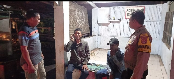Patroli Dialogis desa binaanya Bhabinkamtibmas Kel.Kotabumi Menjalankan Program Comannder Wish Kapolda Banten RONDA SISKAMLING