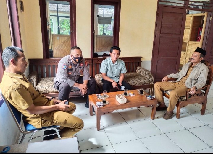 Kanit Intelkam Unit Polsek Rangkasbitung Polres Lebak di Dampingi Bahbinkamtibmas Giat Sambang dan Monitoring