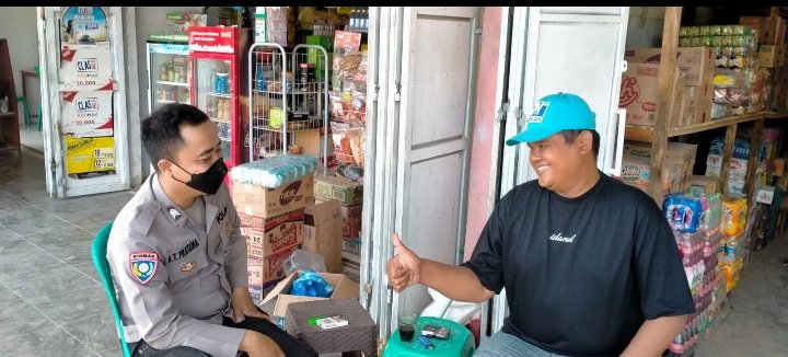 Bhabinkamtibmas Polsek Cikeusal  Polres Serang Polda Banten Malaksanakan giat Sambang Warga “Yuk Ngopi Wae”