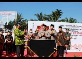 Wakapolri Letakkan Batu Pertama Pembangunan Masjid Al Kostoeri