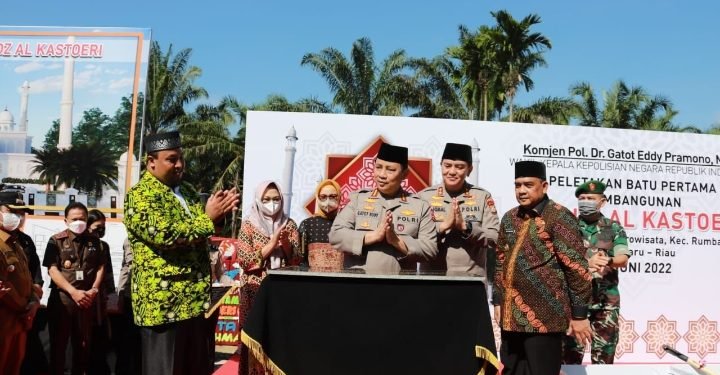 Wakapolri Letakkan Batu Pertama Pembangunan Masjid Al Kostoeri