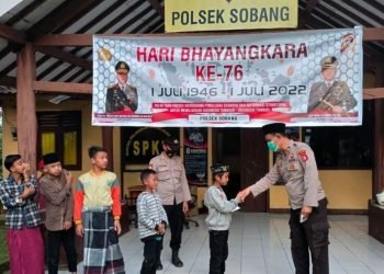 Melaksanakan bakti sosial memberi santunan kepada anak yatim di wilayah kecamatan Sobang