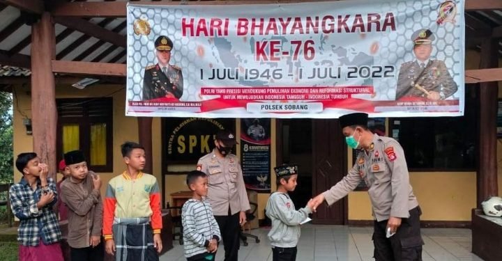 Melaksanakan bakti sosial memberi santunan kepada anak yatim di wilayah kecamatan Sobang