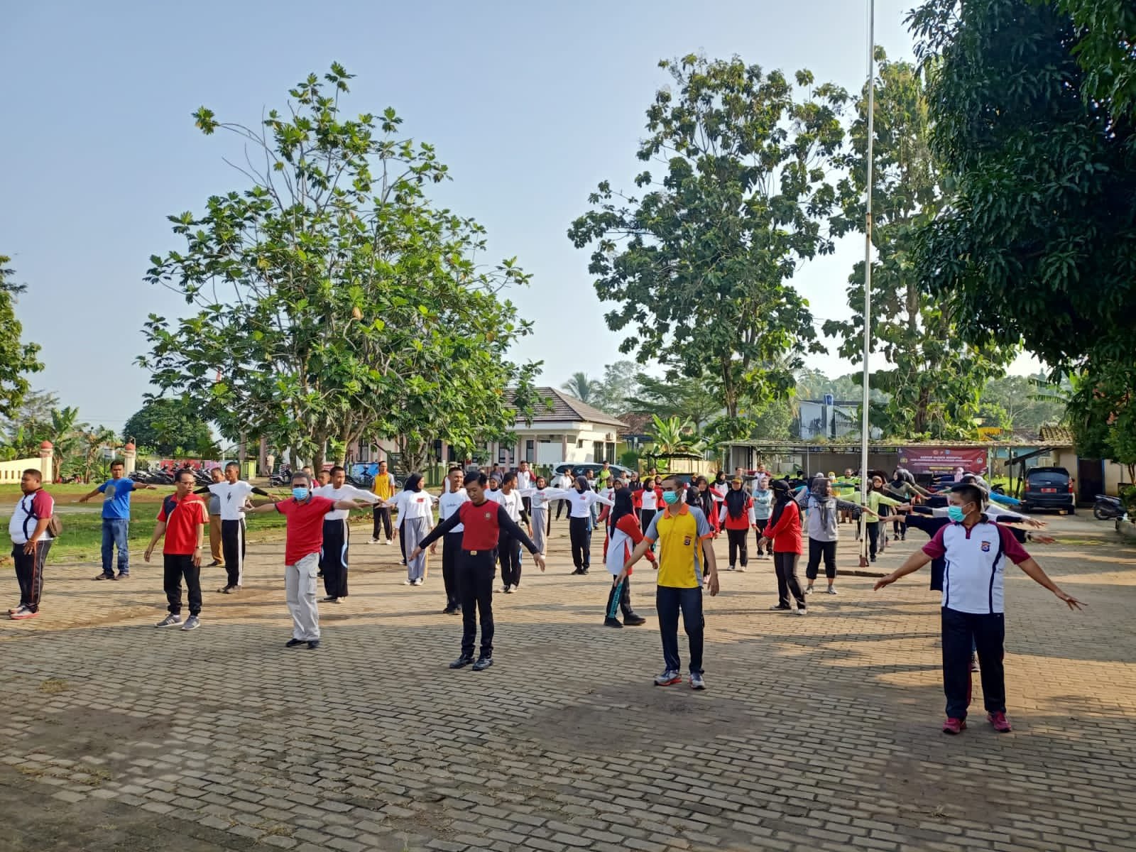 Peringati HUT Bhayangkara Ke-76, Polsek Cikedal Gelar Olahraga Bersama