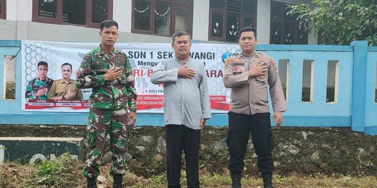 Sambut Hut Bhayangkara ke-76, Bhabinkamtibmas Polsek Curugbitung Polres Lebak Pasang Spanduk
