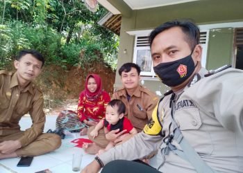 Jaga Kondusifitas, Bhabinkamtibmas  Polsek Cibeber Polres Lebak Sinergitas dengan Perangkat desa Citorek Barat