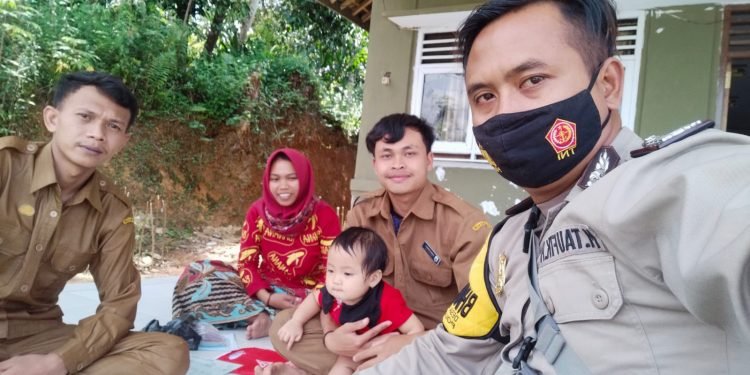 Jaga Kondusifitas, Bhabinkamtibmas  Polsek Cibeber Polres Lebak Sinergitas dengan Perangkat desa Citorek Barat