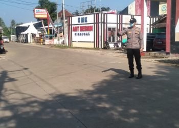 Anggota Polsek Cikeusal Melaksanakan Giat Storing Poin (gatur lalulintas)