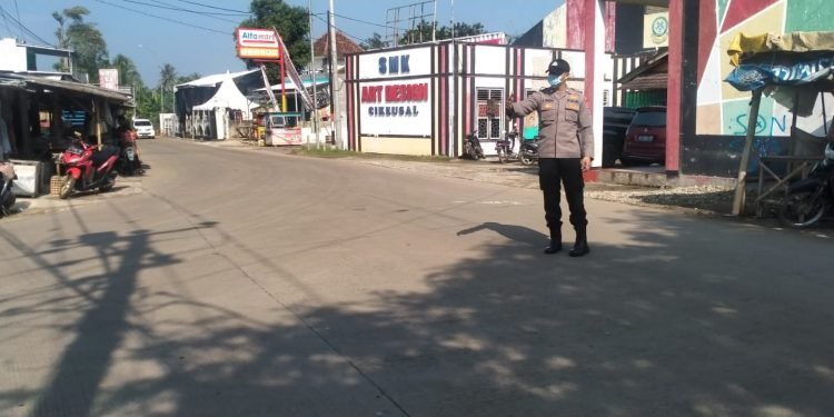 Anggota Polsek Cikeusal Melaksanakan Giat Storing Poin (gatur lalulintas)
