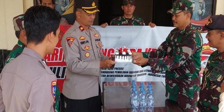 KORAMIL 0305/CIPANAS BERI KEJUTAN HUT BHAYANGKARA KE 76 KE POLSEK CIPANAS