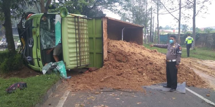 Dum Truck Hino terguling di Jalan Raya Cikupa, Satlantas Polresta Tangerang Evakuasi Korban