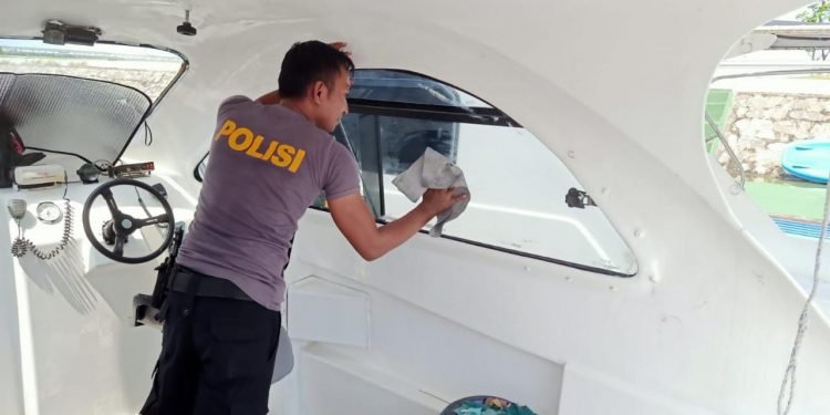 Merawat Kapal Patroli, Personel Ditpolairud Polda Banten Laksanakan Kegiatan Harwat