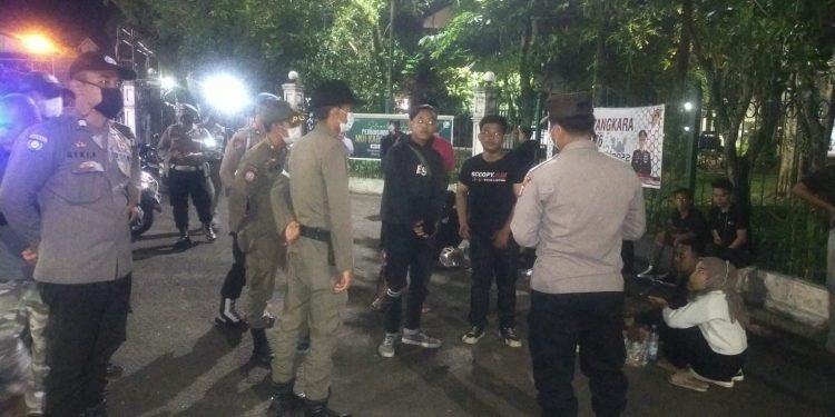 Pastikan Wilayahnya Kondusif di Akhir Pekan Kapolsek Rangkasbitung Polres Lebak Laksanakan Giat Patroli KKRYD Gabungan