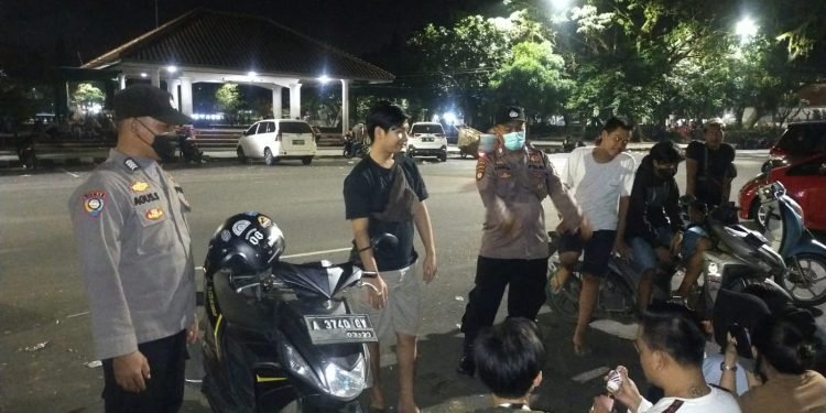 Antisipasi Terjadinya Gangguan Kamtibmas Polsek Rangkasbitung Polres Lebak Rutin Patroli Dialogis di Akhir Pekan