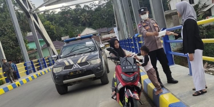 Pastikan warga Sehat, Polsek Lebak gedong Polres Lebak  Bagikan Masker Gratis