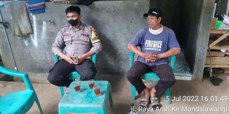 Bhabinkamtibmas Patroli Siang Himbau Prokes Dan Beri Pesan Kamtibmas