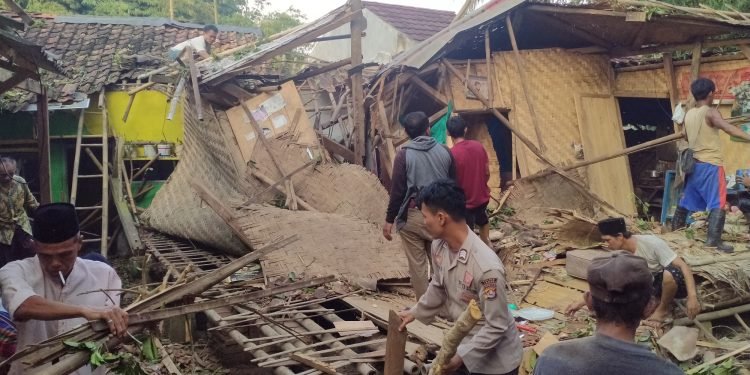 Akibat Pohon Tumbang Empat Rumah Warga Hancur Kapolsek Cimarga Polres Lebak Bersama Anggota Turun Langsung Ke TKP