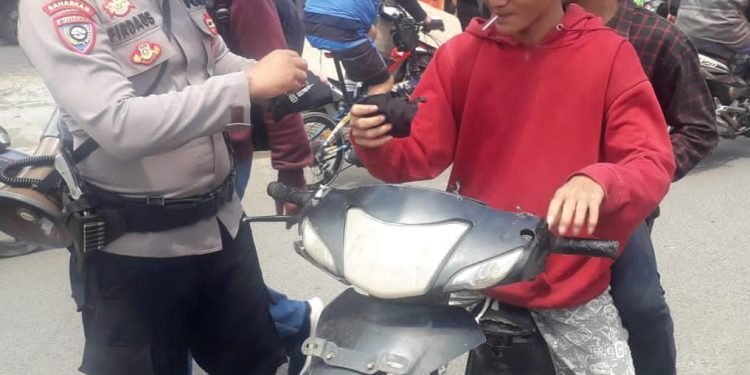 Pastikan Wilayahnya Terbebas Wabah Penyakit, Polsek Lebak gedong Polres Lebak  Bagikan Masker Gratis