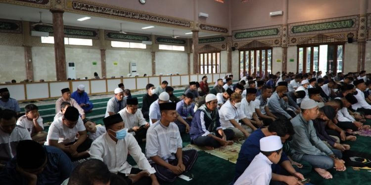 WaKapolda Banten Sholat Idul Adha 1443 H di Masjid Baiturahman Bersama Masyarakat
