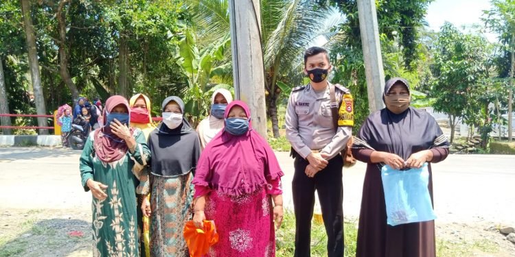 Anggota Polsek  Cipanas Polres Lebak dan babinsa dampingi Petugas Dinas Peternakan Sambangi Peternak Antisipasi (PMK) Penyakit Mulut dan Kuku