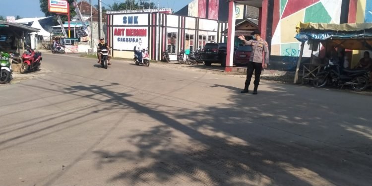 Berikan Rasa aman Dan Antisipasi Kecelakaan Polsek Cikeusal Melaksanakan giat strong poin