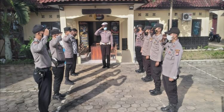 Rutinitas Apel dan Serah Terima Tugas Penjagaan Polsek Cipanas Polres Lebak