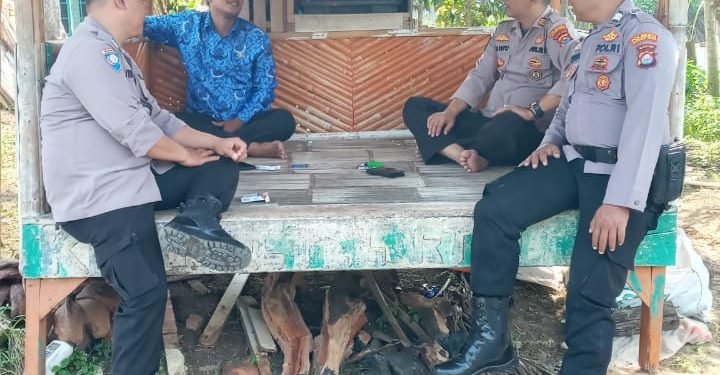 Kapolsek dan Bhabinkamtibmas Polsek Baros Polresta Serkot Sambangi Kepala Desa Sukacai