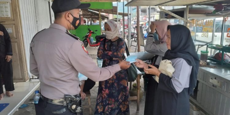 Pastikan Warga Sehat, Polsek Cipanas Polres Lebak membagikan Masker kepada Warga Gratis