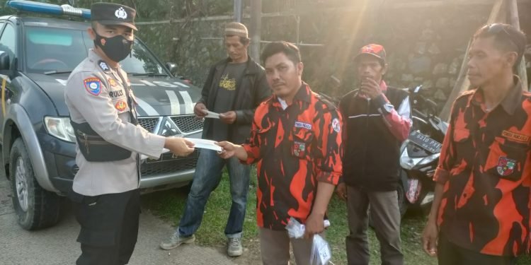 Polsek Lebakgedong Polres Lebak Himbau Warga Peduli Prokes Serta Bagikan Masker Gratis