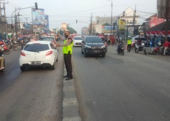 Polsek Ciruas Polres Serang Melaksanakan Pengaturan Lalin di Perempatan Lampu Merah Ciruas